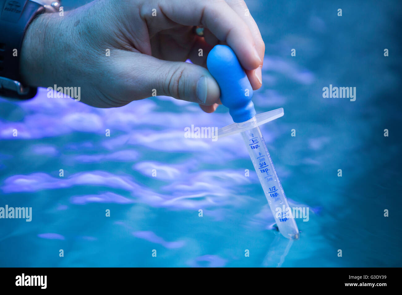 Vérification de la qualité de l'eau à l'Aquarium de Waikiki Banque D'Images