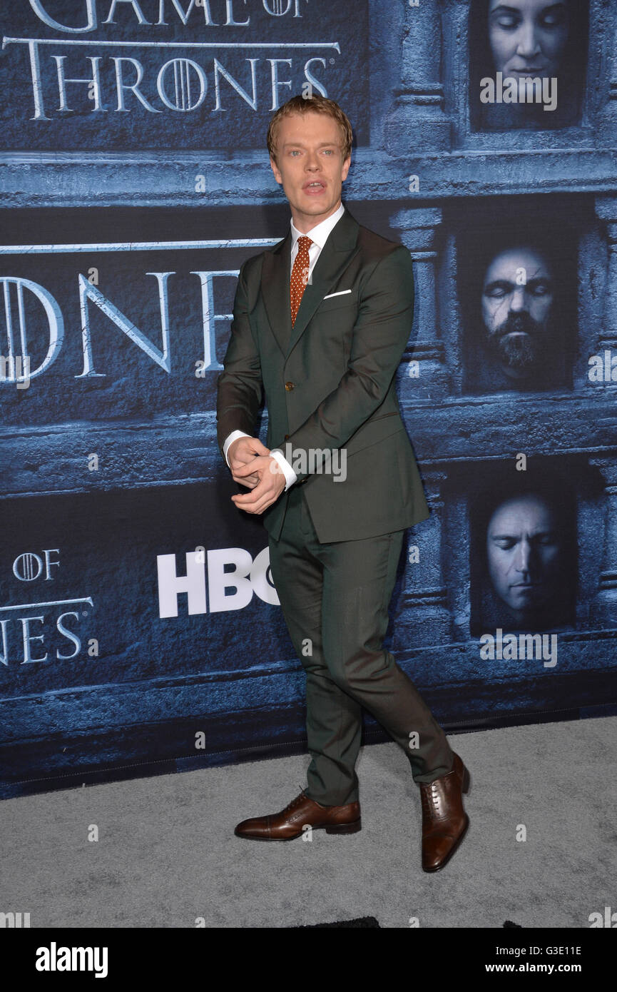 LOS ANGELES, CA. 10 avril 2016 : l'Acteur Alfie Allen à la premiere saison 6 de Game of Thrones au théâtre chinois de Grauman, Hollywood. Banque D'Images