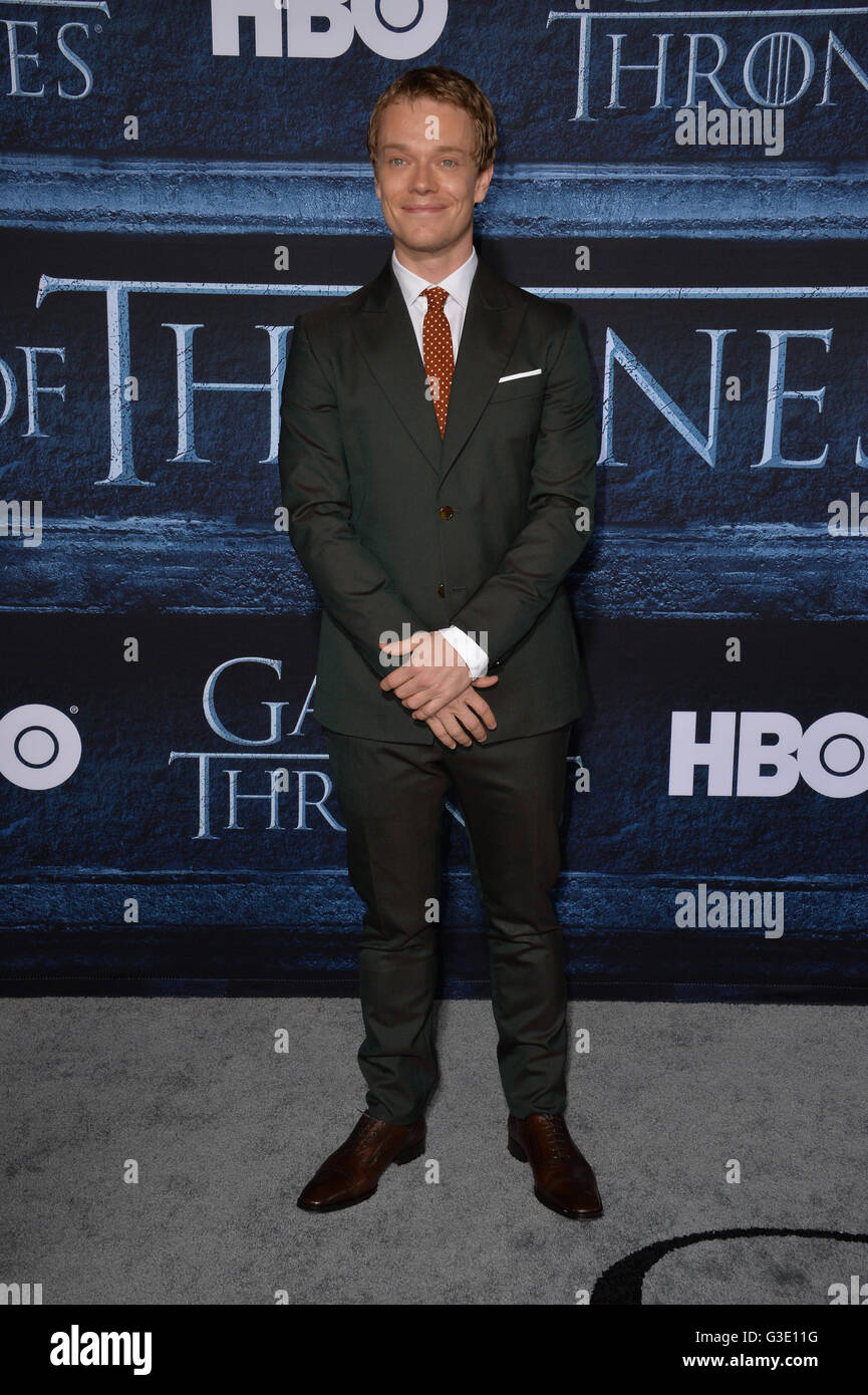 LOS ANGELES, CA. 10 avril 2016 : l'Acteur Alfie Allen à la premiere saison 6 de Game of Thrones au théâtre chinois de Grauman, Hollywood. Banque D'Images