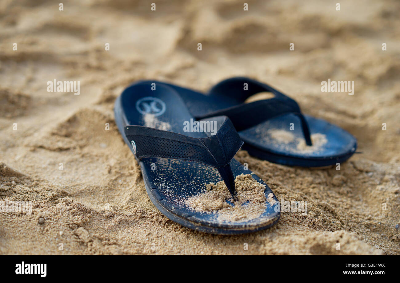 Hurley chaussons sur la plage Banque D'Images
