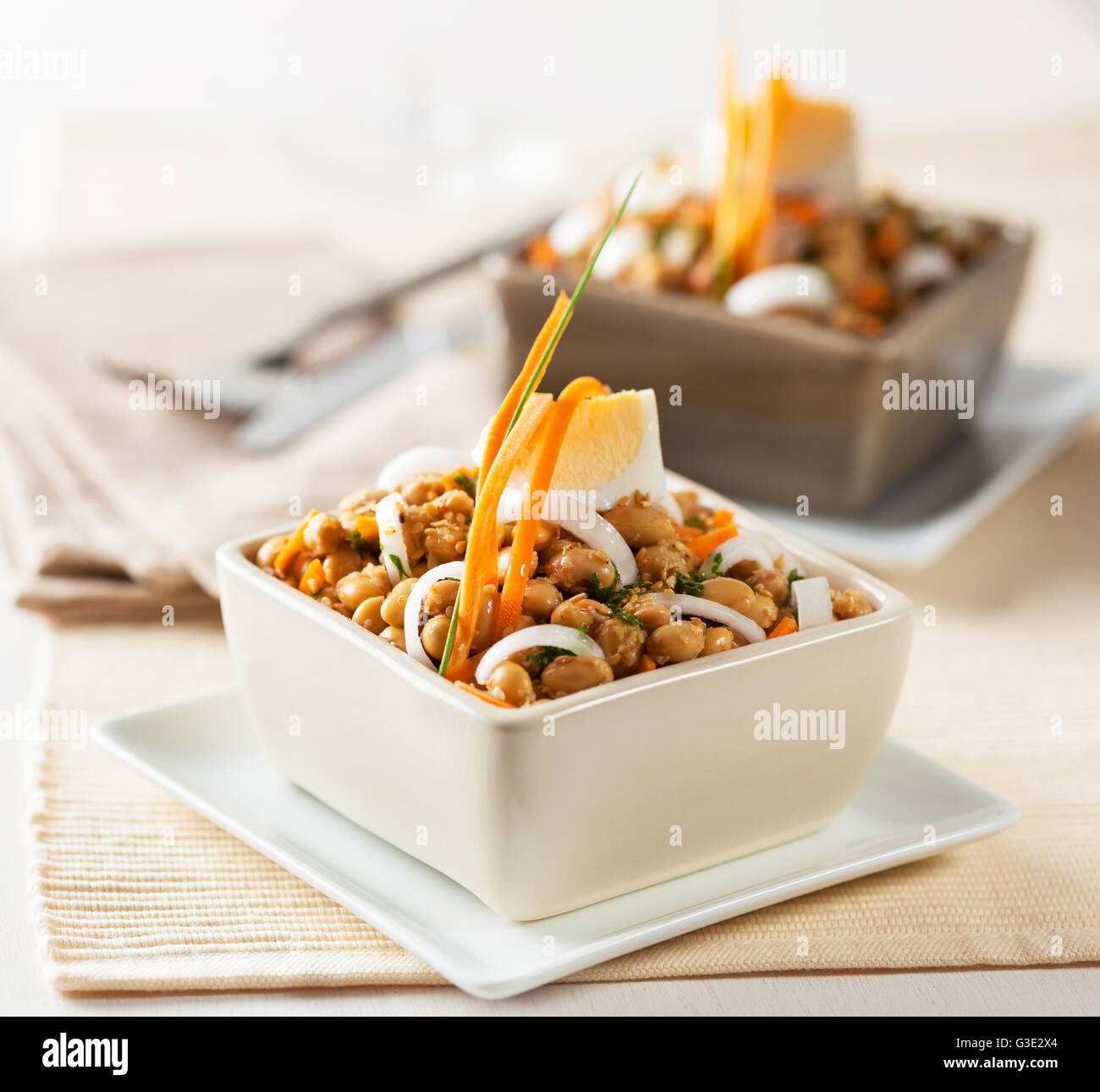 Une salade de haricots de soja, blé fermenté, l'oignon, carotte et oeuf Banque D'Images