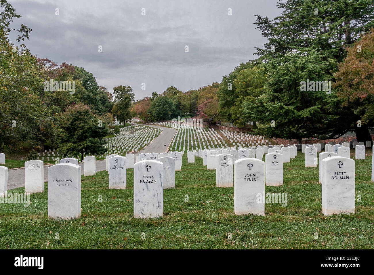 Pierres de tête au cimetière national d'Arlington, un cimetière militaire des États-Unis comté d'Arlington, Virginie, de l'autre côté de la rivière Potomac depuis Washington, DC Banque D'Images