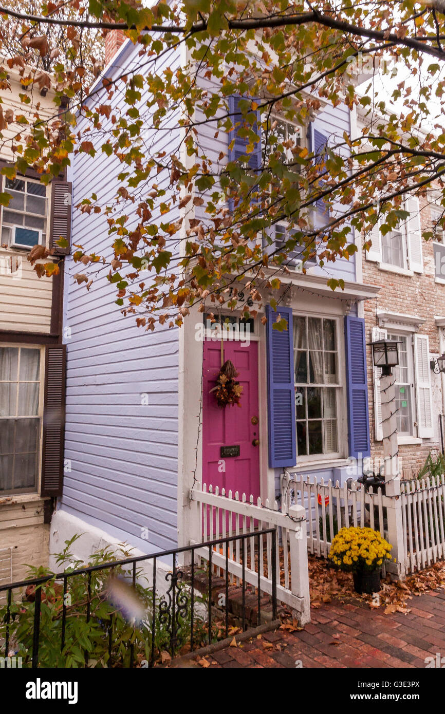 Lilas clap maison et une porte rose vif et des volets pourpres à Georgetown, Washington DC , Etats-Unis Banque D'Images
