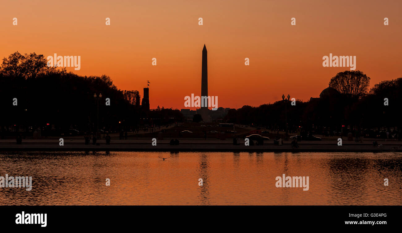 Silhouette du Washington Monument au coucher du soleil depuis le Capitole, Washington DC, USA Banque D'Images