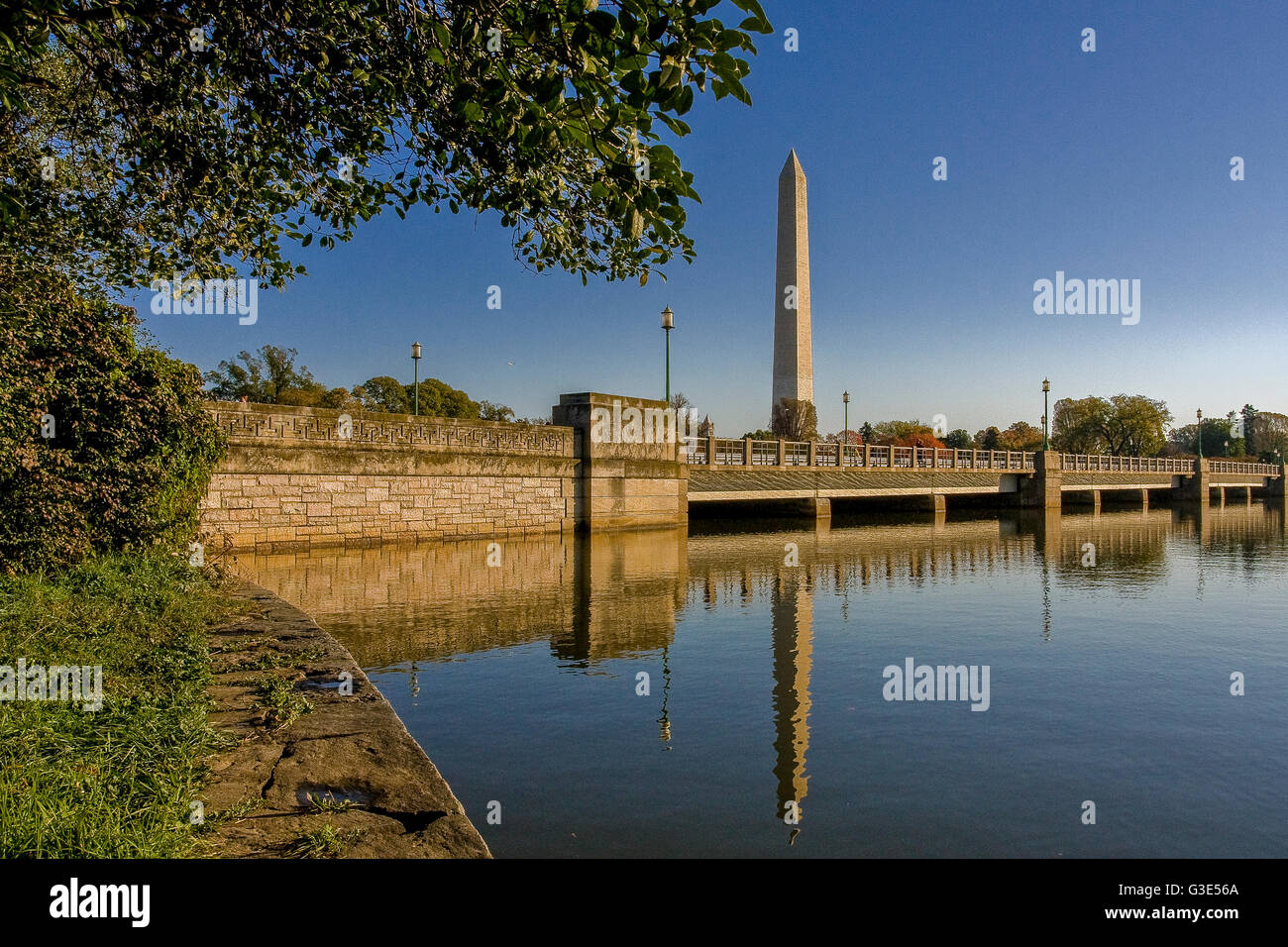 Le Washington Monument se reflète dans l'eau du bassin de Tidal à Kutz Bridge, Washington DC Banque D'Images