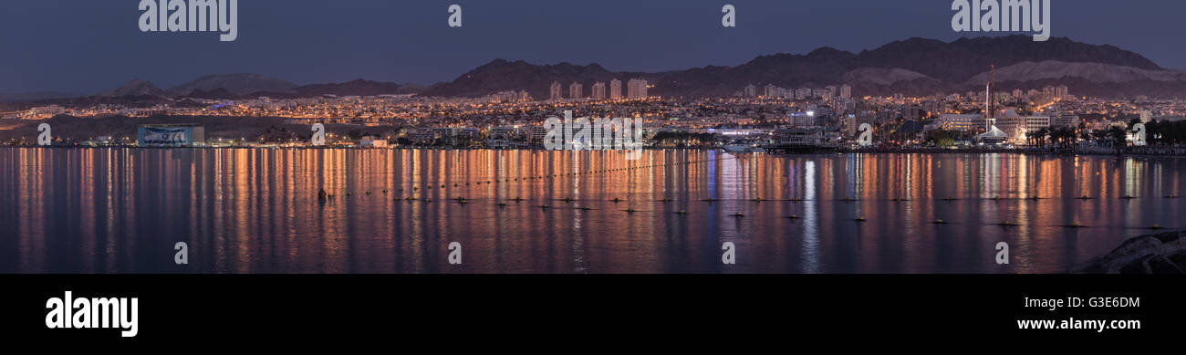 Nuit panorama d'Eilat, Israël Banque D'Images
