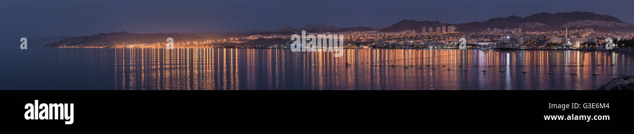 Nuit panorama d'Eilat, Israël Banque D'Images