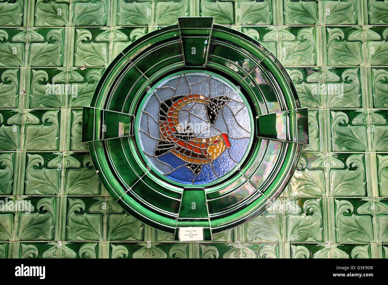 Poisson en verre teinté par Christine Maroger au Victoria Baths à Manchester Banque D'Images