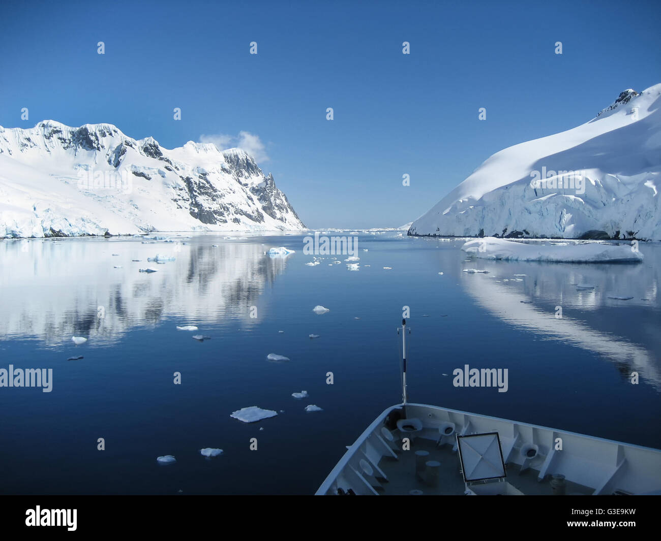 De superbes paysages de l'Antarctique du Canal Lemaire, avec ses eaux bleu clair reflétant les montagnes enneigées. Banque D'Images