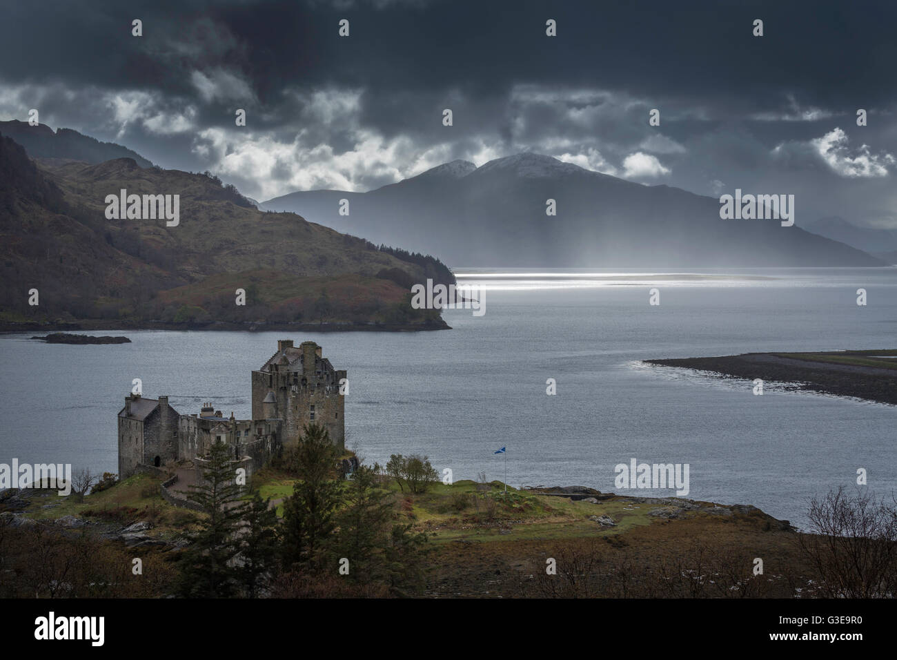 Nuages sombres et bourrasque de pluie sur le Loch Alsh avec le château d'Eilean Donan, Western Highlands, Ecosse Banque D'Images