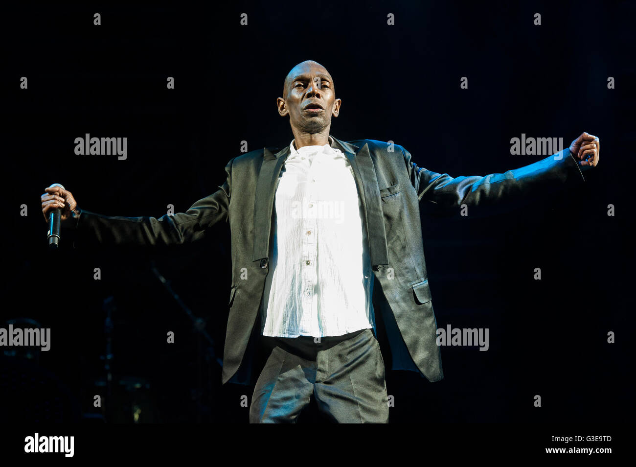 Maxi Jazz de Faithless joue sur la scène à l'île de Wight Festival, à Seaclose Park, Newport, île de Wight. Banque D'Images