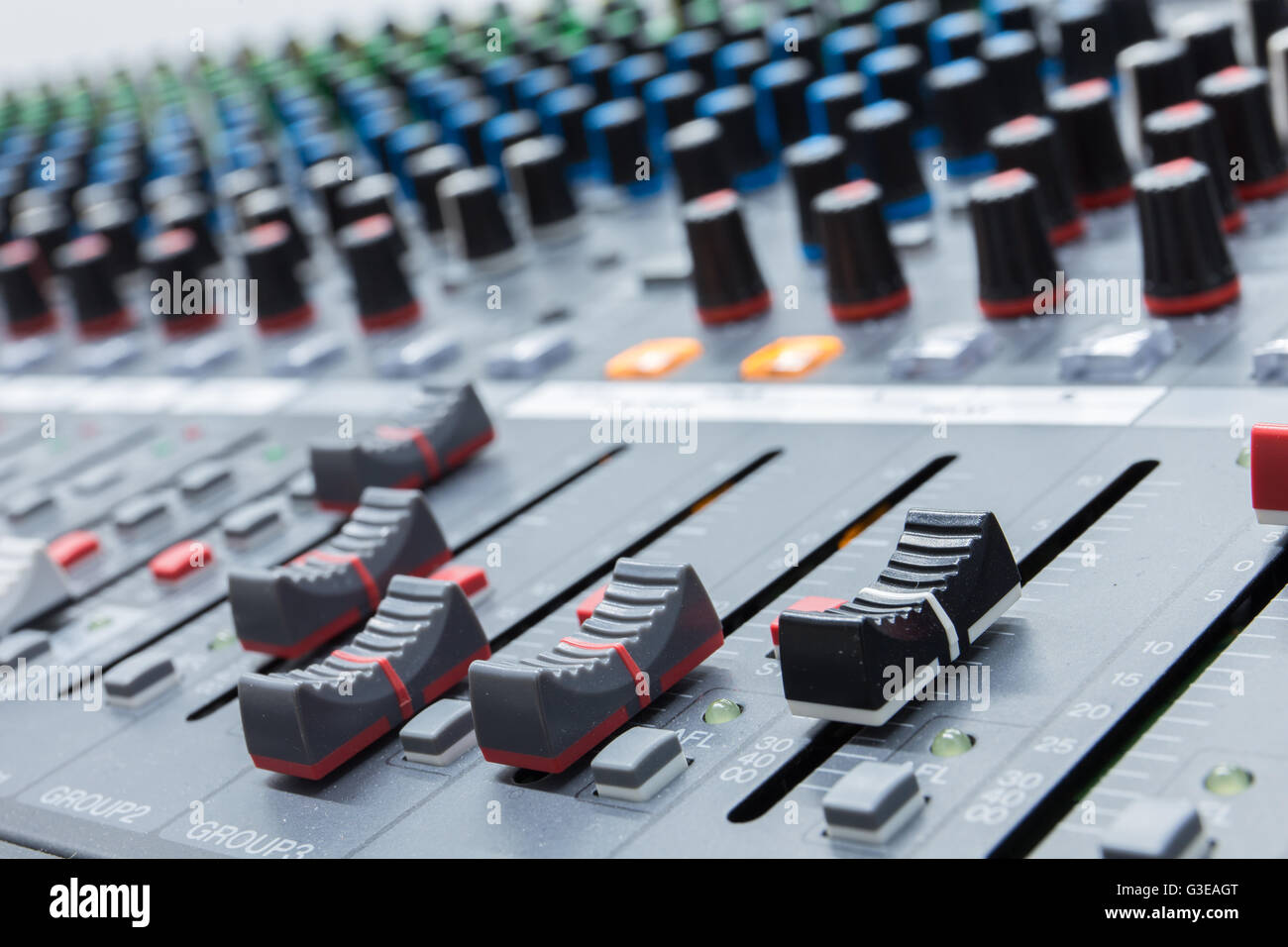 L'équipement pour les boutons de commande de mixage sonore Banque D'Images