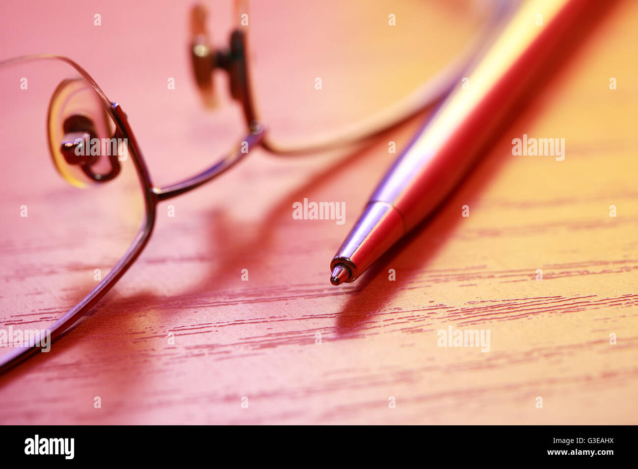 Colorée avec un stylo près de spectacles sur table en bois Banque D'Images