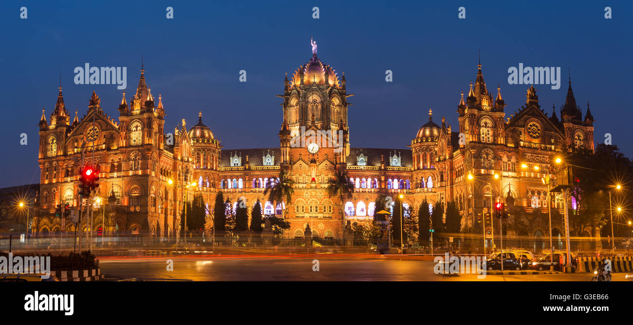 Terminus Chatrapati Shivaji Terminus Victoria précédemment connu sous le nom de Mumbai, Inde. Panorama Ninght Banque D'Images