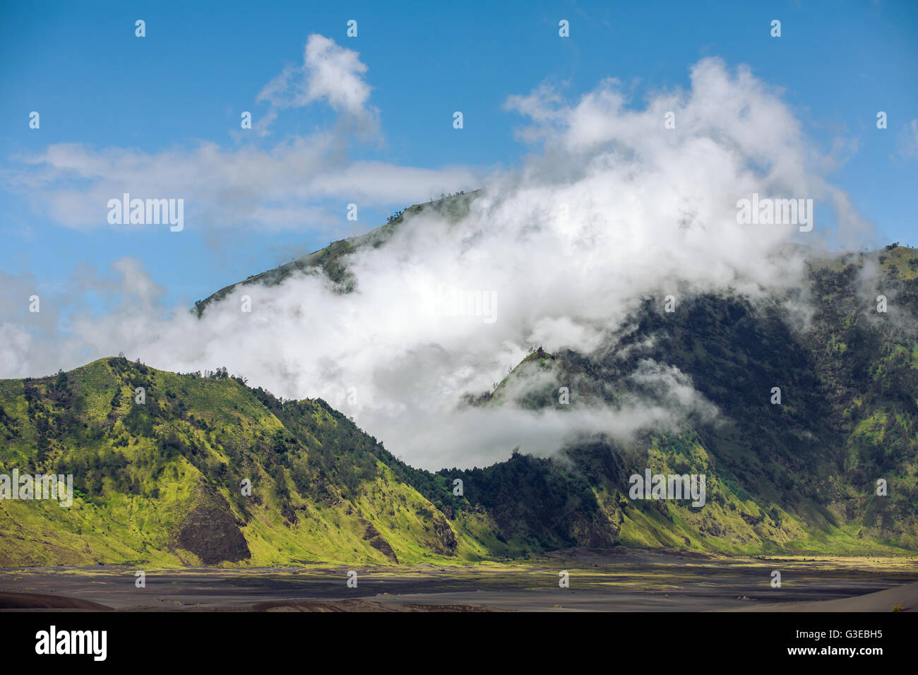 Nuages sur la crête de la caldeira du volcan Mont Bromo, Java, Indonésie Banque D'Images