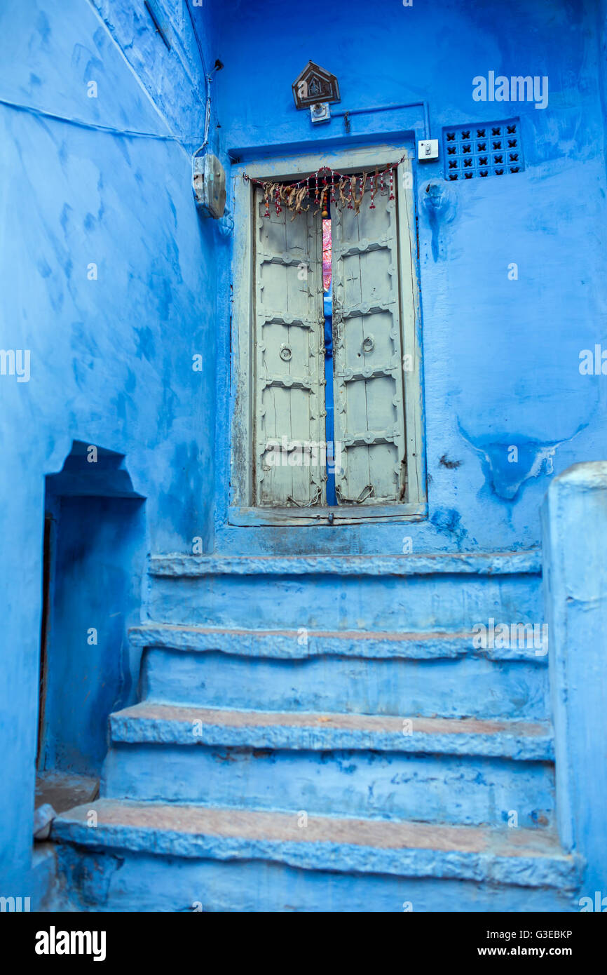 Porte classique, escaliers et murs en ville bleue Jodhpur, Inde. Banque D'Images