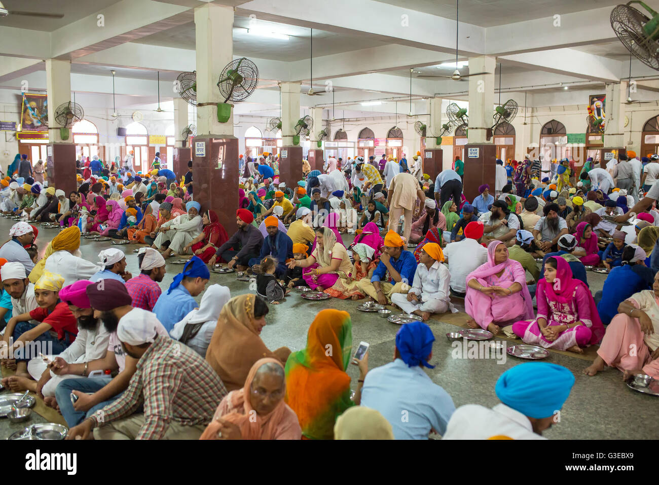 Les Indiens non identifiés de manger de la nourriture gratuite dans les locaux du temple de Temple d'or sikh à Amritsar, Inde Banque D'Images