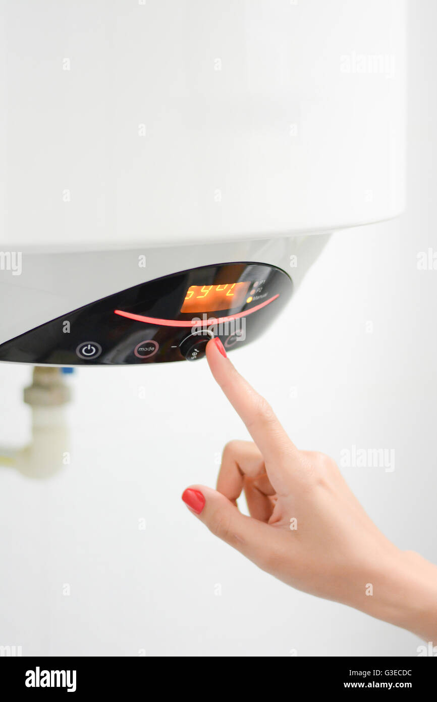 Gros plan d'un chauffe-eau résidentiel Banque D'Images