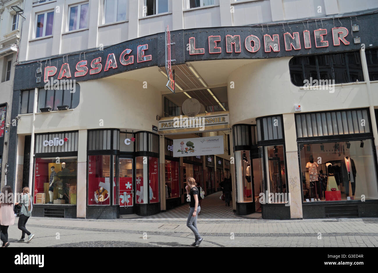 La rue de l'Université entrée de passage Lemonnier galerie marchande à Liège, Belgique. Banque D'Images