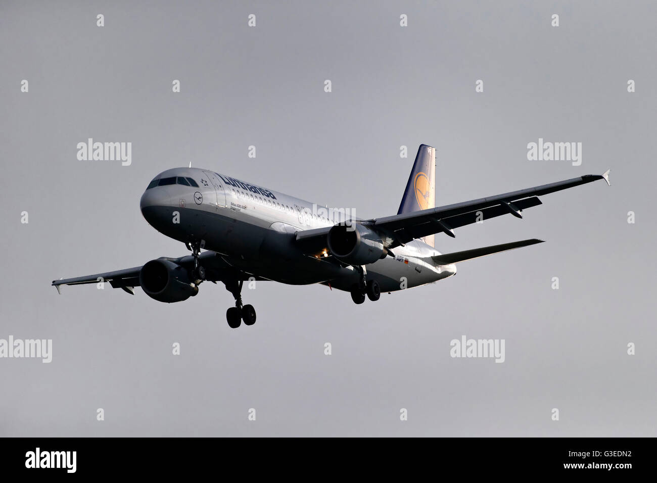 Lufthansa Airbus A320-200 d'avions de transport de passagers, à l'atterrissage à l'approche de l'aéroport Franz Josef Strauss, Munich, Allemagne Banque D'Images