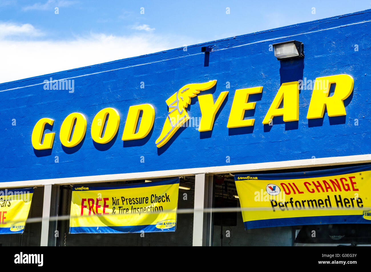 Un magasin de pneus Goodyear à San Leandro California USA Photo Stock -  Alamy