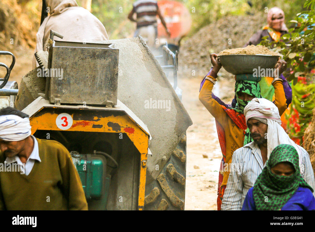 Les hommes et les femmes indiens intouchables creuser Road à Fort de Ranthambore, en Inde Banque D'Images