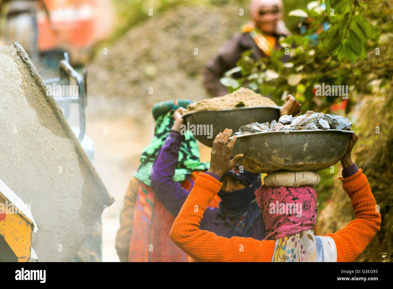 Les femmes indiennes intouchable creuser Road à Fort de Ranthambore, en Inde Banque D'Images