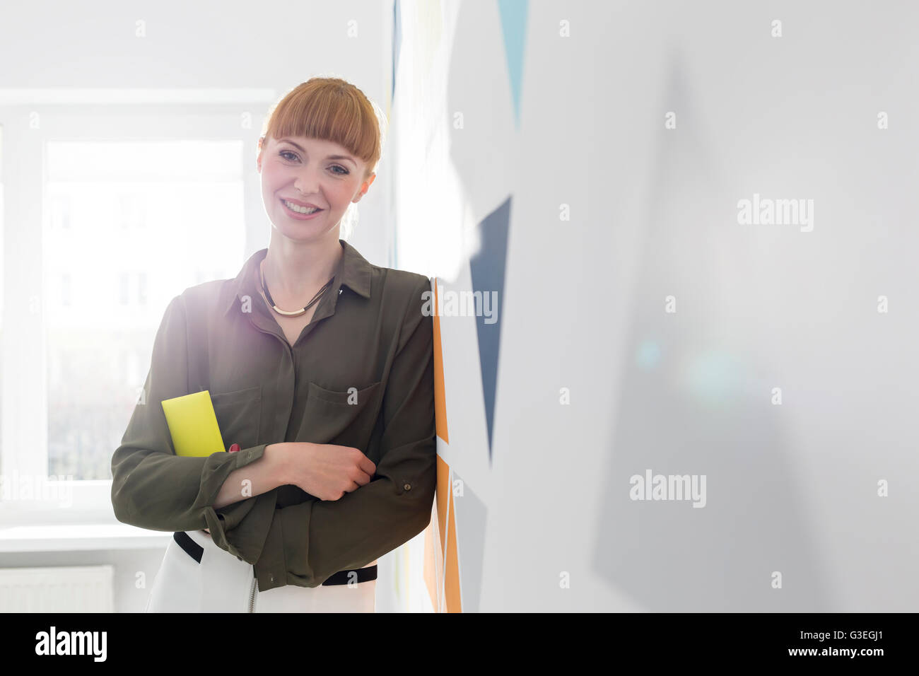 Portrait confident businesswoman leaning on wall Banque D'Images