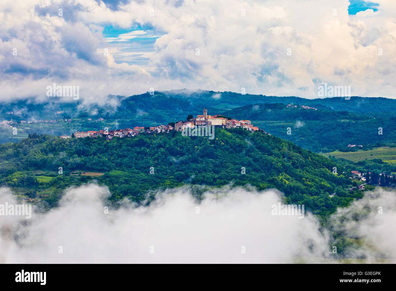 Dans la ville de Motovun nuages vue, Istrie, Croatie Banque D'Images