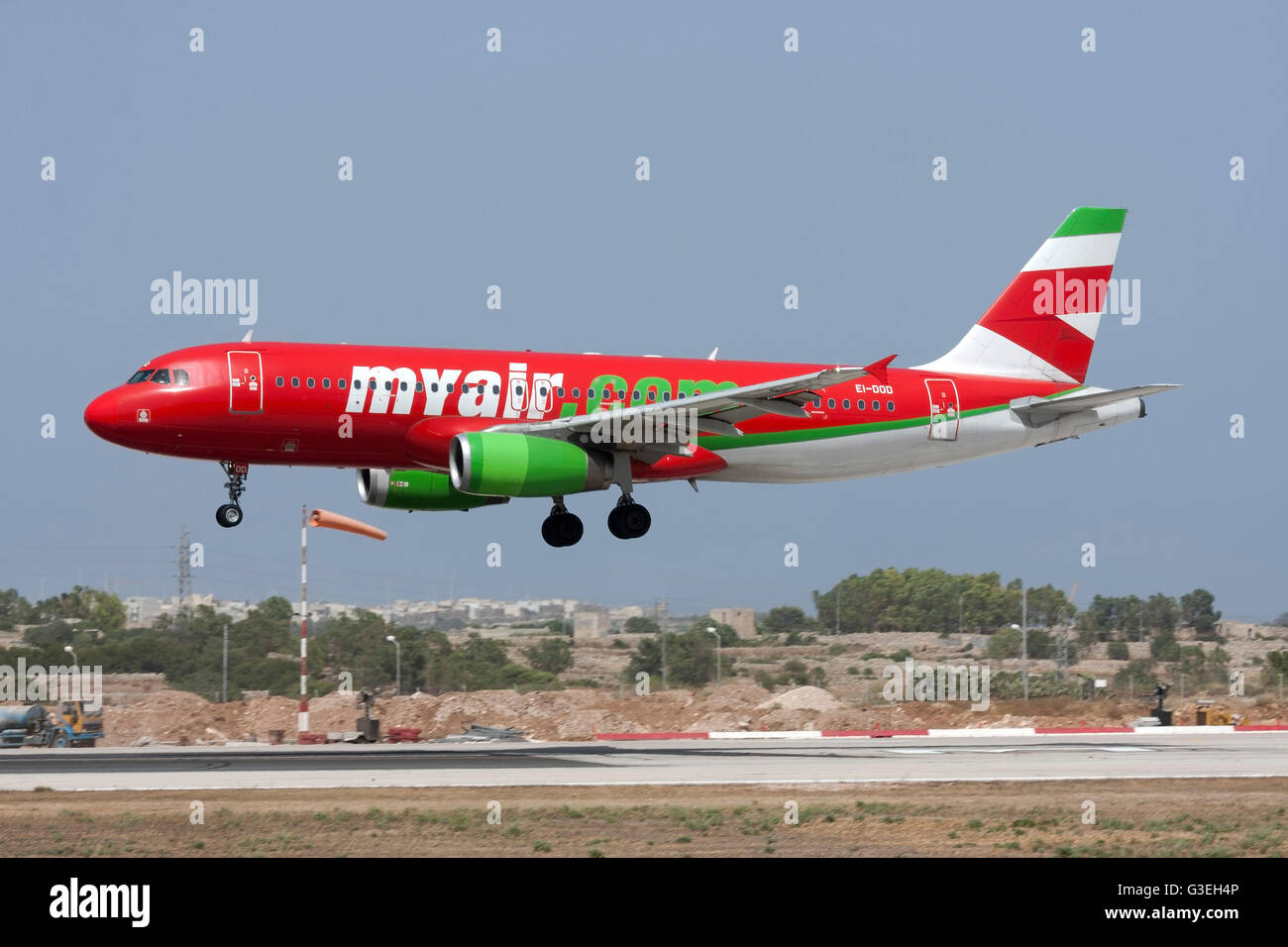Myair Airbus A320-231 l'atterrissage piste 32. Banque D'Images