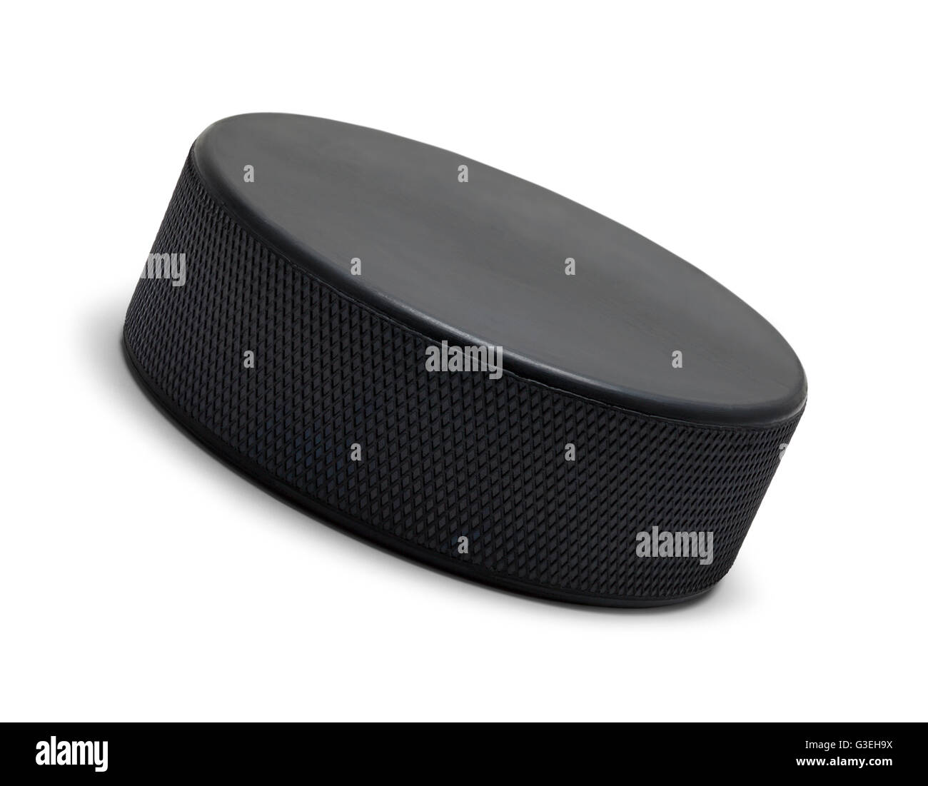 Rondelle de hockey en caoutchouc noir avec copie espace isolé sur fond blanc. Banque D'Images