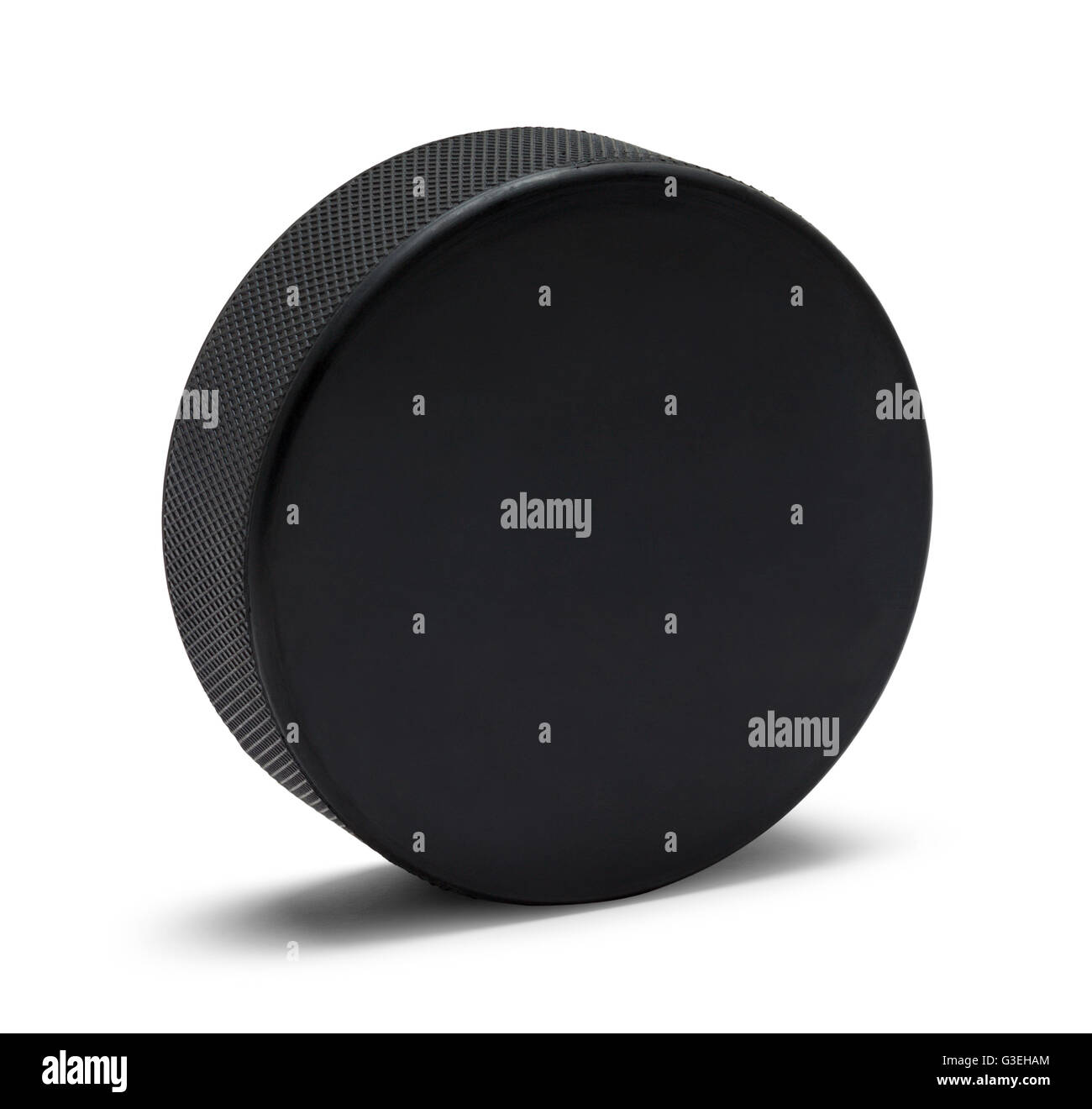 Rondelle de hockey en caoutchouc noir avec copie espace isolé sur fond blanc. Banque D'Images