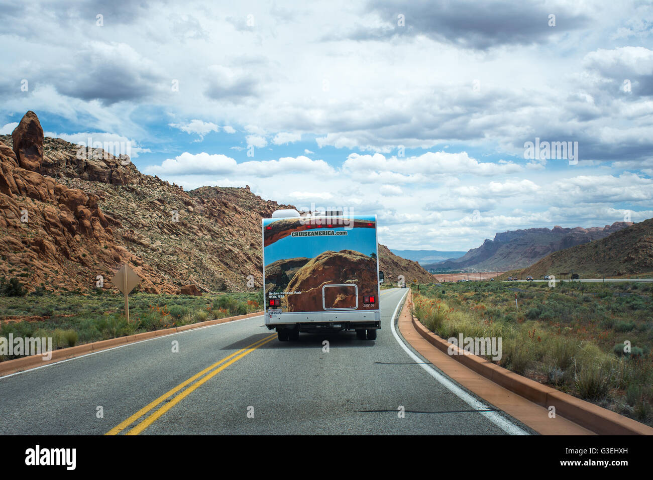 La conduite dans Arches National Park, Moab, Utah, USA Banque D'Images