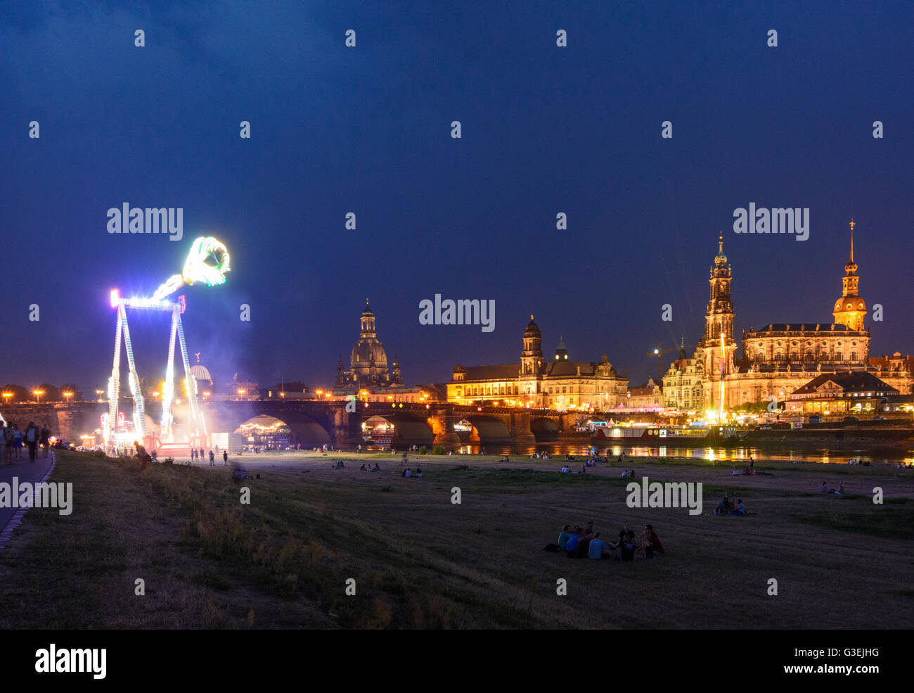 Festival de la ville sur l'Elbe à Dresde avec swing, dans l'arrière-plan Auguste , pont , Frauenkirche et Hofkirche Schloss, Germa Banque D'Images