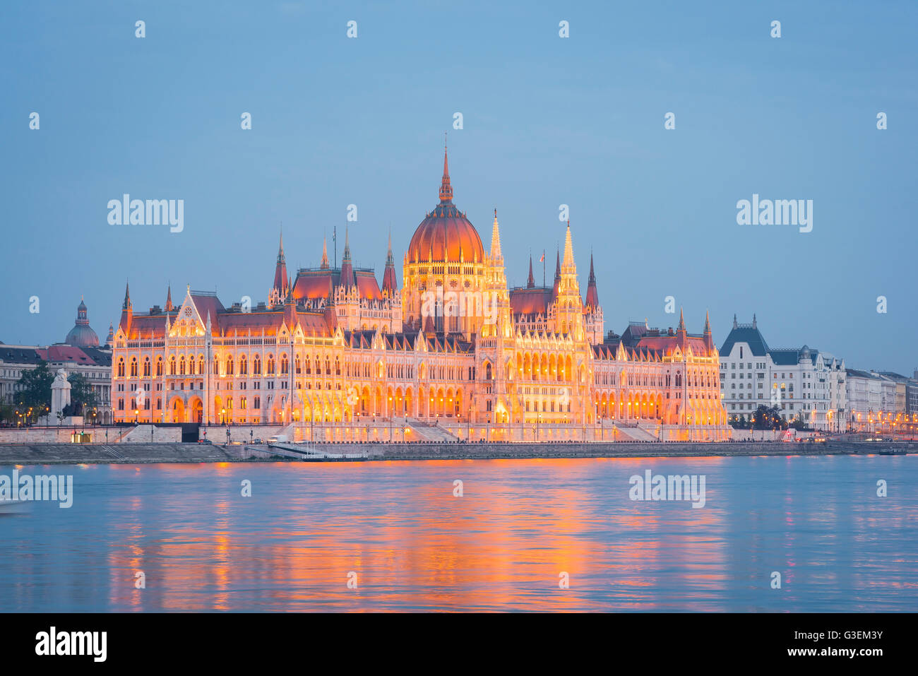 Bâtiment du Parlement de Budapest, vue panoramique sur le bâtiment du Parlement de Budapest illuminé la nuit, Hongrie. Banque D'Images
