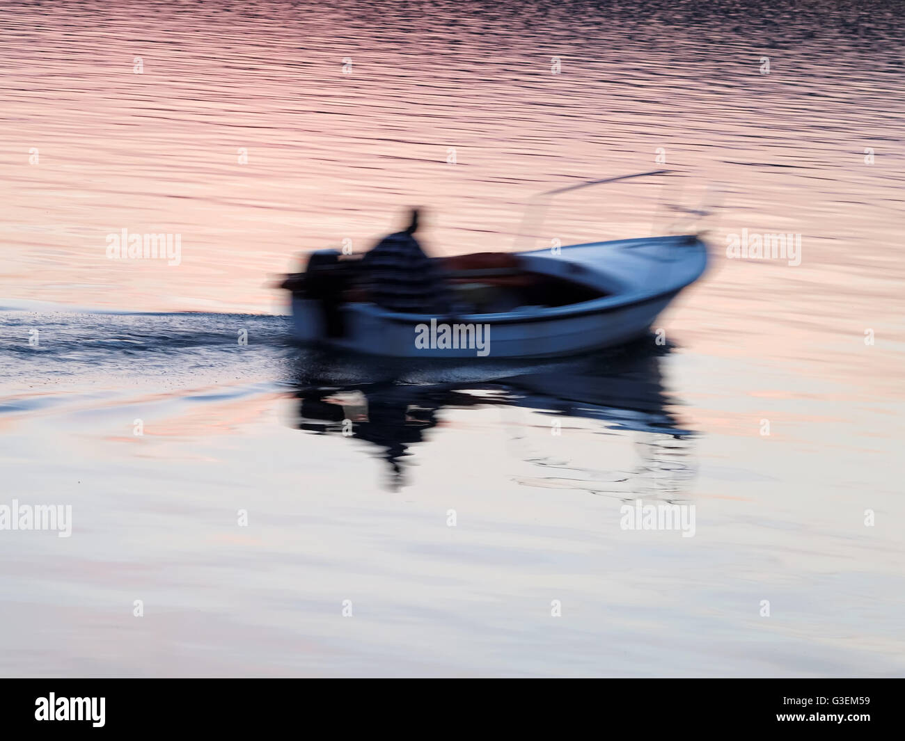 Petit bateau dans la soirée d'été, long exposure Banque D'Images