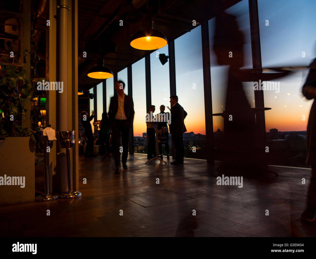 D'alcool dans un bar sur le toit sur une soirée d'été Banque D'Images