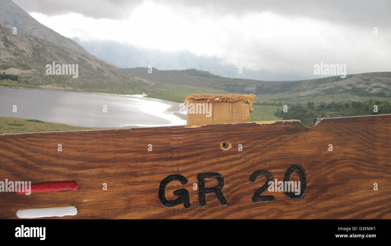 Panneau en bois pour les randonneurs en Corse sur le GR 20 Banque D'Images
