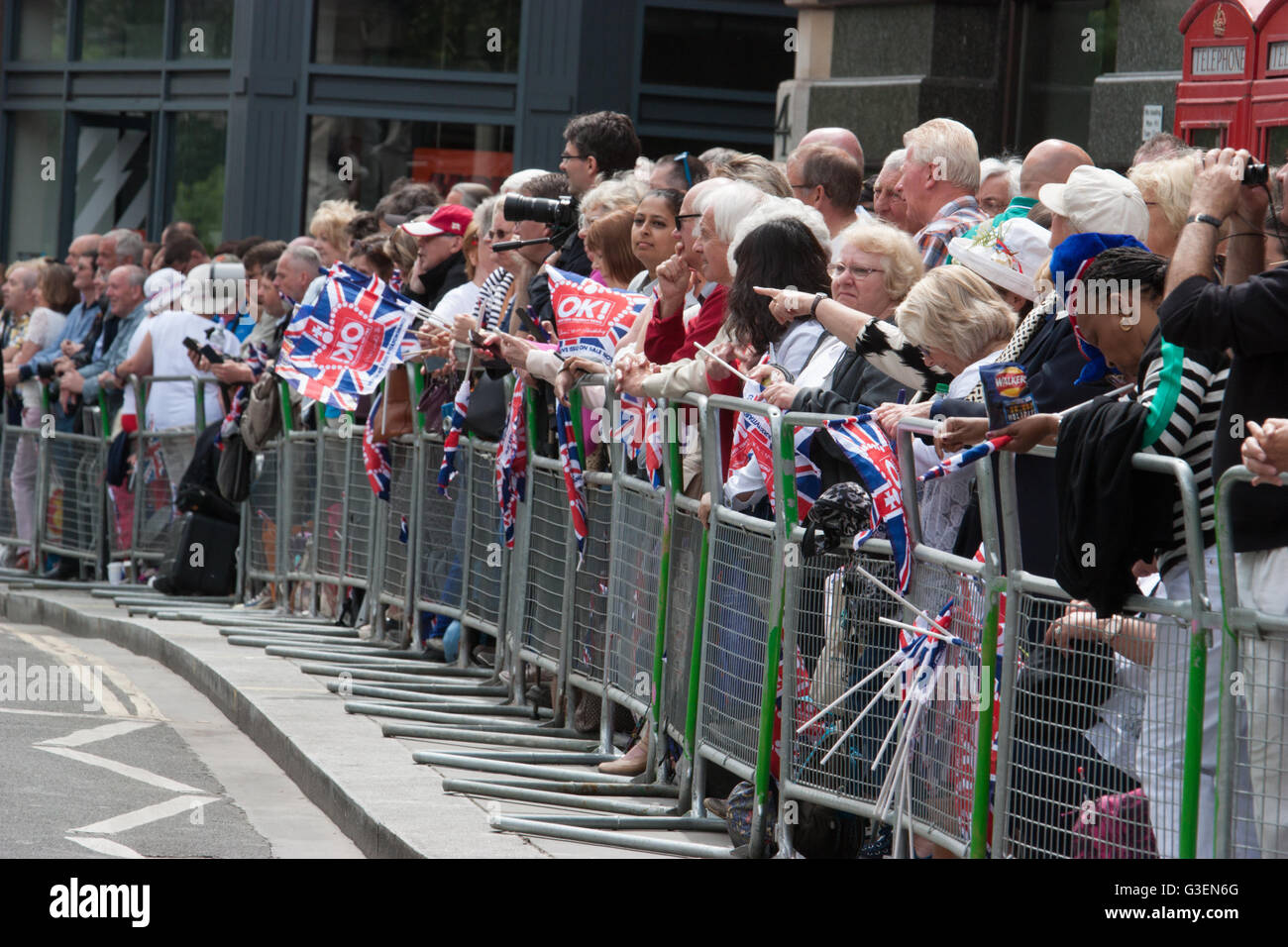 Les royalistes en attente de la reine Elizabeth II du Royaume-Uni, à l'extérieur de la Cathédrale St Paul, à Londres Banque D'Images