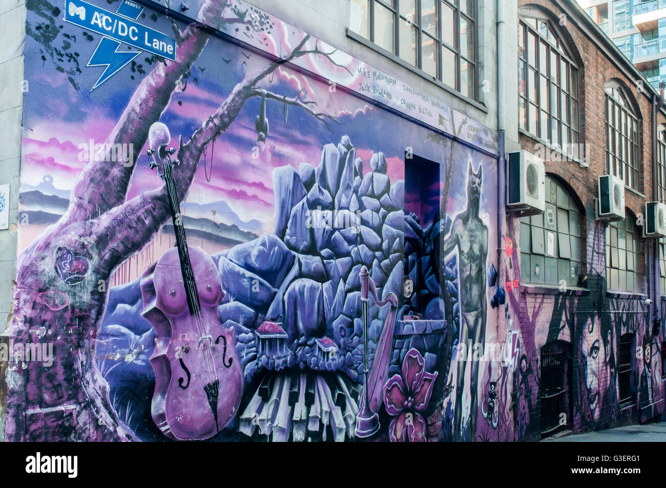 Street art murales dans AC/DC Lane, Melbourne, commémoration de la rock music band de ce nom Banque D'Images