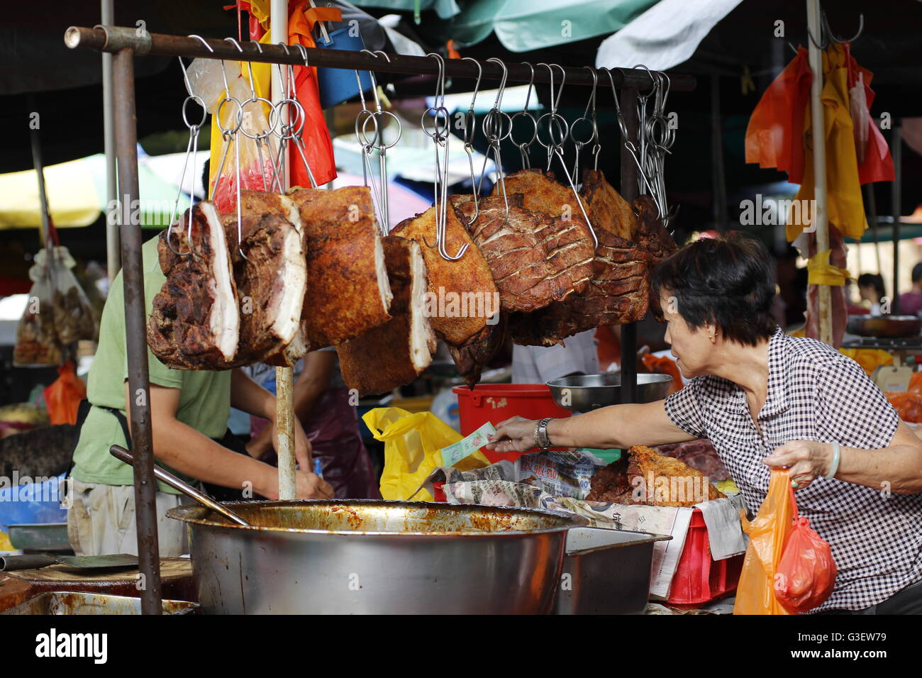 Vente de décrochage du rôti de porc au marché Pudu, Kuala Lumpur, Malaisie Banque D'Images