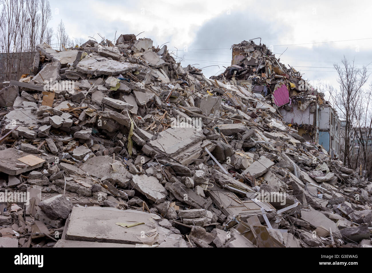 Démolition de bâtiments en milieu urbain. Maison en ruines. Banque D'Images