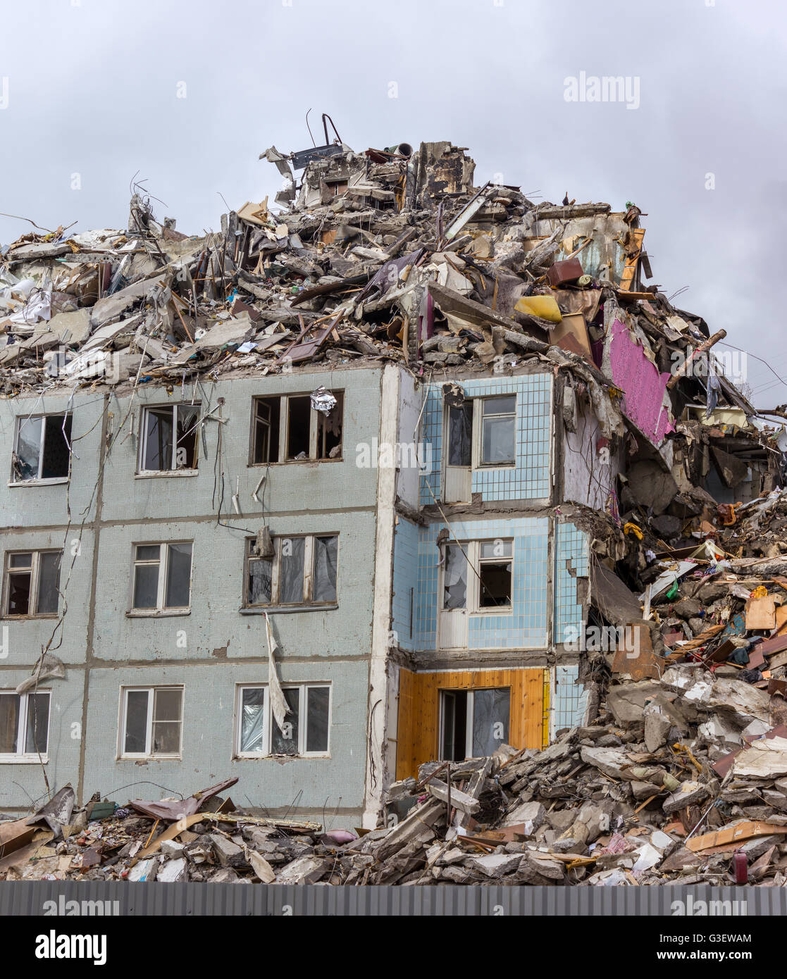 Démolition de bâtiments en milieu urbain. Maison en ruines. Banque D'Images