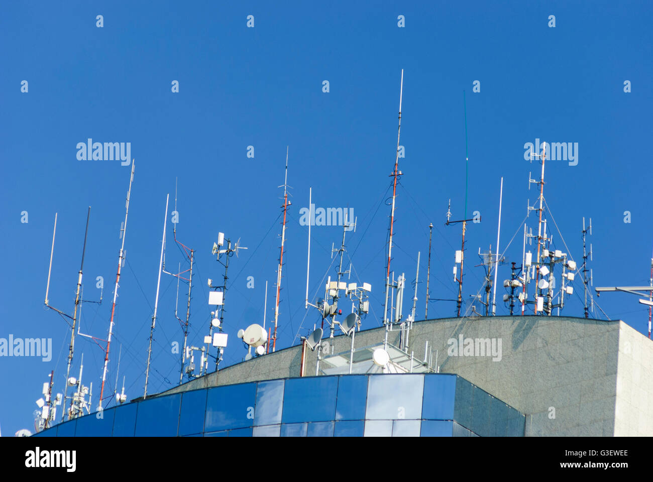 Des antennes sur le toit de la place financière de Bucarest, Roumanie BUCAREST Bucuresti Banque D'Images