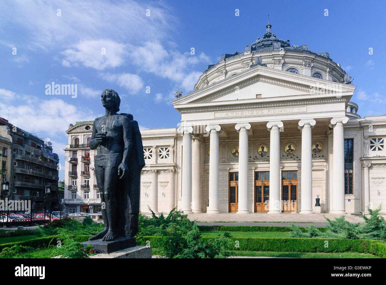 Athenaeum , siège de l'Orchestre philharmonique d'État George Enescu , Statue de George Enescu, Roumanie BUCAREST Bucuresti Banque D'Images