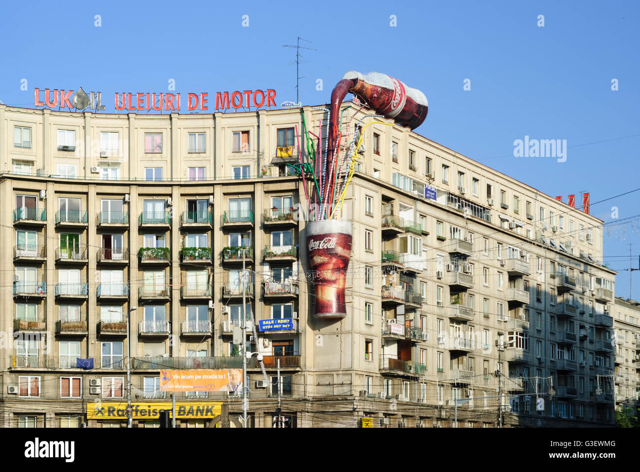 La place Piata Romana ; chambre avec une publicité pour Coca Cola, Roumanie BUCAREST Bucuresti Banque D'Images