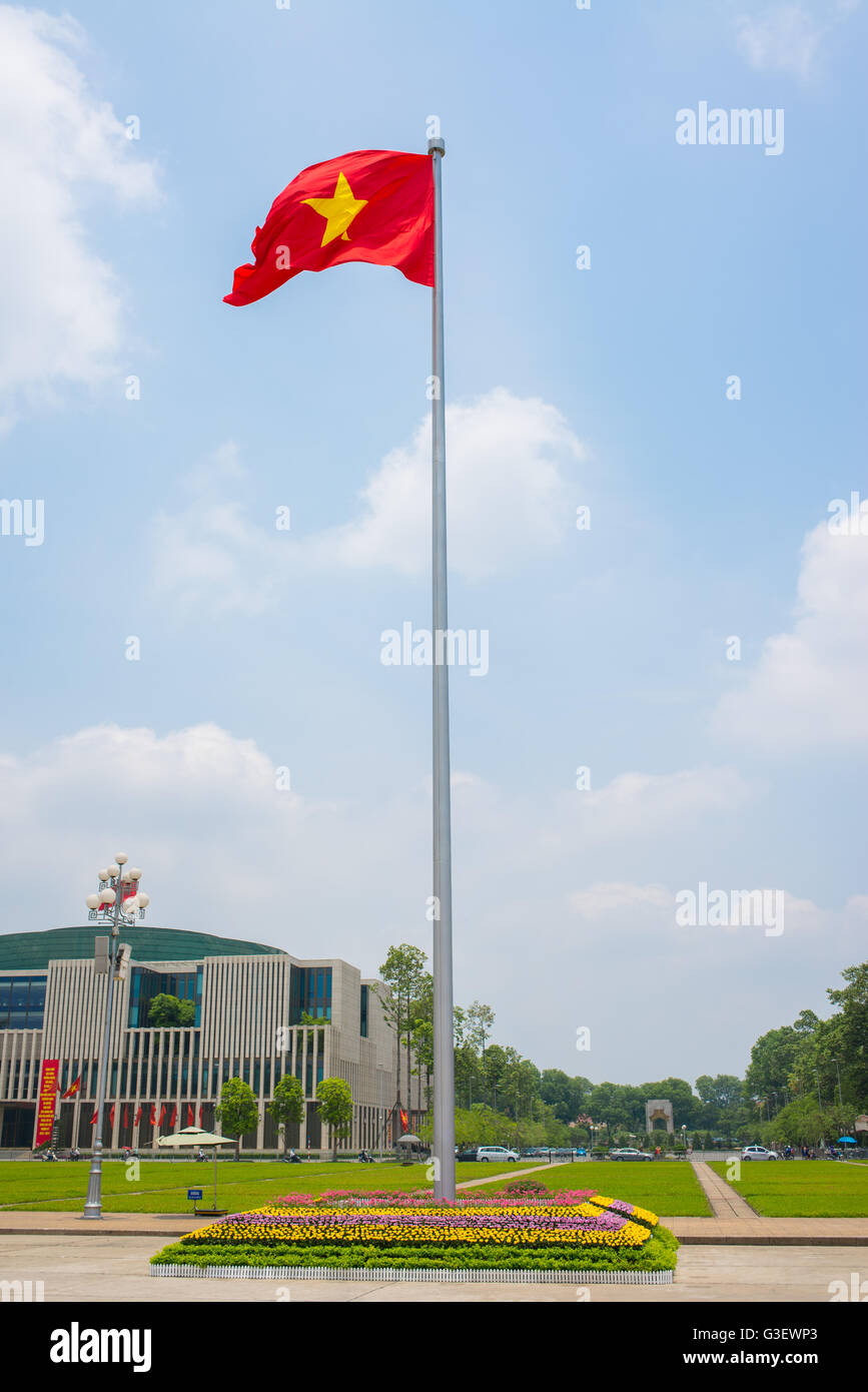 Immense drapeau vietnamien sur un grand pole Banque D'Images