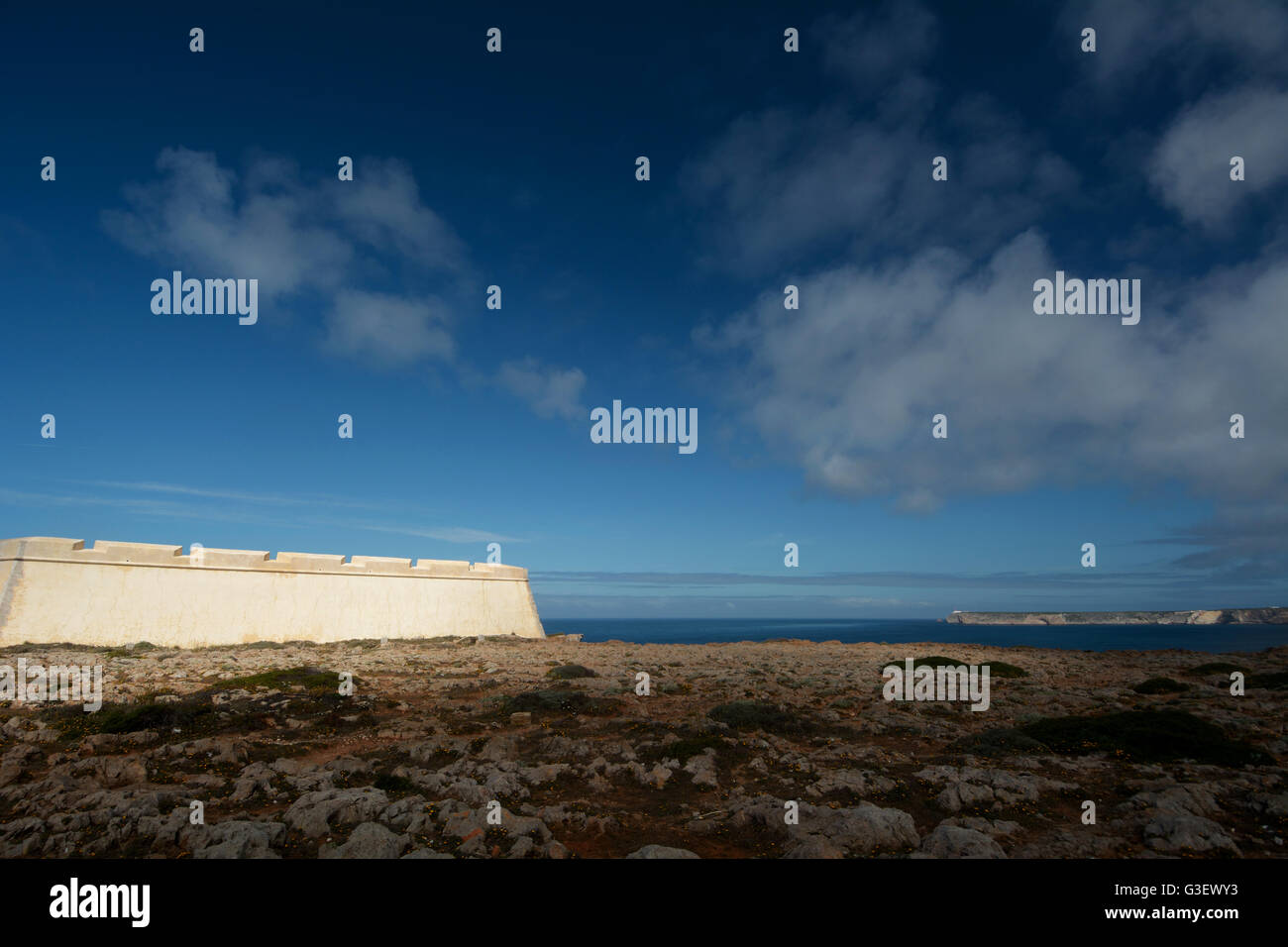 Portugal, Algarve, Lagos, forteresse (Fortaleza). Les murs fortifiés avec vue sur le Cap St Vincent (Cabo de São Vicente) Banque D'Images