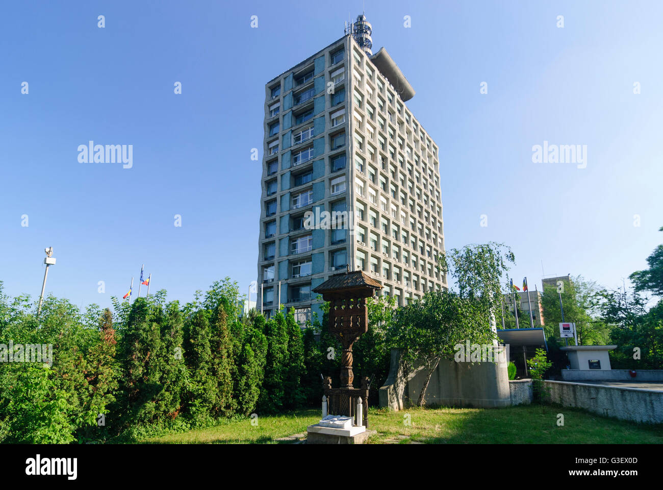 Bâtiment principal de la télévision roumaine avec monument aux victimes de la révolution de 1989, la Roumanie BUCAREST Bucuresti Banque D'Images