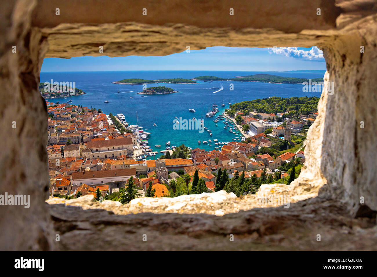 Vue aérienne de la baie de Hvar à travers la fenêtre en pierre à partir de la forteresse Fortica, Dalmatie, Croatie Banque D'Images